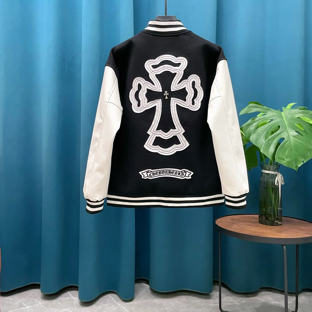 🅿️410 CH➡️Cro Xin 2024ss runway style baseball jacket. I ordered the original model and it took a month to finally ship. I love it so much. The upper body is really cool. A Douyin blogger said that this year's new jacket will become a future trend. If you look through street photos, you will find that celebrities regard it as a collectible jacket, a must-have item for men and women who want light luxury for commuting. Developing the highest version on the entire network, it took 1 month to customize and the cost was extremely high. The German imported flat-machine made custom-woven wool jacquard threads, using the first layer of imported lambskin. The pleated texture is unparalleled. It is hand-cut and meticulously crafted. The stitching position is very technical. Whether the whole garment is good or not depends on this position. Top-notch workmanship and details can stand the test. A full set of customized accessories, the letters are clear and perfectly restored without any difference. High-end atmosphere and full grade! The entire dress is exclusively customized with heavy craftsmanship. The towel patch embroidery is perfectly combined with craft embroidery and precise stitching! Absolute craftsmanship quality!